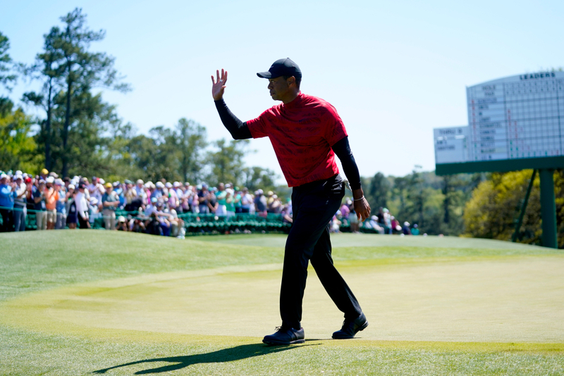 Tiger Woods bước ra khỏi lỗ thứ 18 sau khi kết thúc vòng đấu của mình ở The Masters 2022. (Ảnh: Danielle Parhizkaran-Augusta Chronicle/USA TODAY Sports)