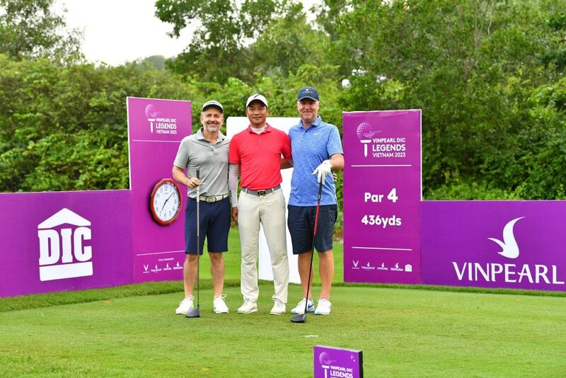 Golfer Nguyễn Minh Tuấn xuất phát ở tee 1 cùng hai golfer kỳ cựu Raymond Russell và Vanslow Luke Phillips
