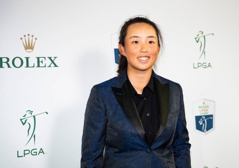 Ruoning Yin tạo dáng trên thảm xanh trước Lễ trao giải Rolex LPGA 2023 tại Ritz-Carlton, Tiburon, ở Naples vào thứ Năm, ngày 16 tháng 11 năm 2023.