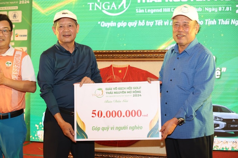 Ông Nguyễn Văn Thời trúng đấu giá 50tr chiếc áo gây quỹ từ thiện