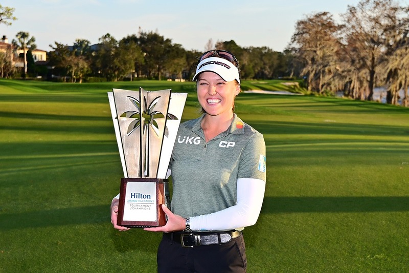 Brooke Henderson tạo dáng với chiếc cúp sau khi giành chức vô địch Hilton Grand Vacations Tournament of Champions. (Ảnh: Julio Aguilar/Getty Images)