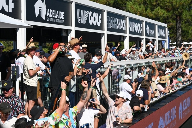 Khán giả cổ vũ tại hố thứ 12 còn được gọi là hố tiệc tùng trong ngày thứ hai của LIV Golf Adelaide 2023. (Ảnh của Asanka Ratnayake/Getty Images)