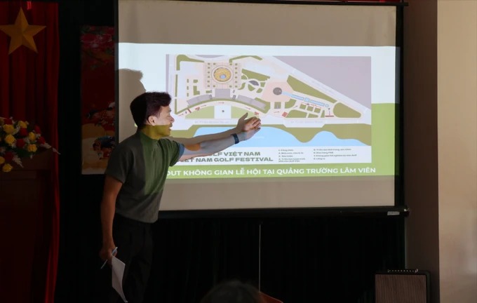 Đại diện Ban tổ chức trình bày không gian tại Lễ hội Golf Việt Nam 2024. Ảnh: ĐOÀN KIÊN/ SGGP