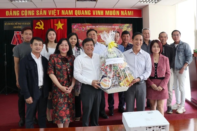 Ban tổ chức tặng quà đại diện Sở Văn hoá, Thể thao và Du lịch tỉnh Lâm Đồng. Ảnh: ĐOÀN KIÊN/ SGGP