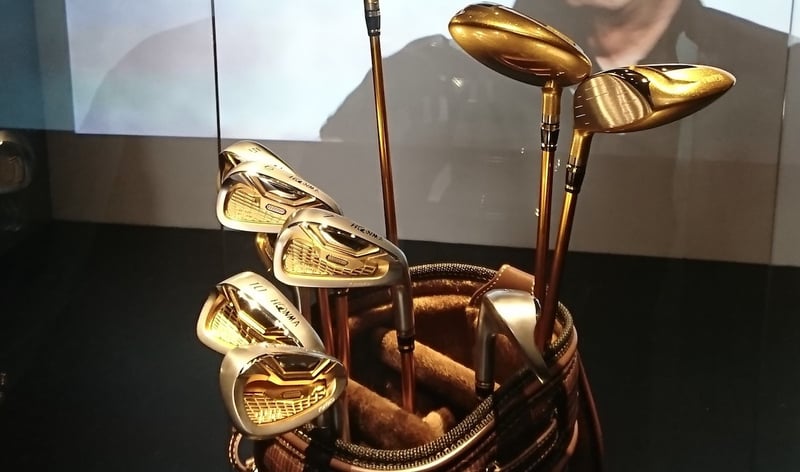 Bộ gậy golf mạ vàng có giá hàng tỷ đồng