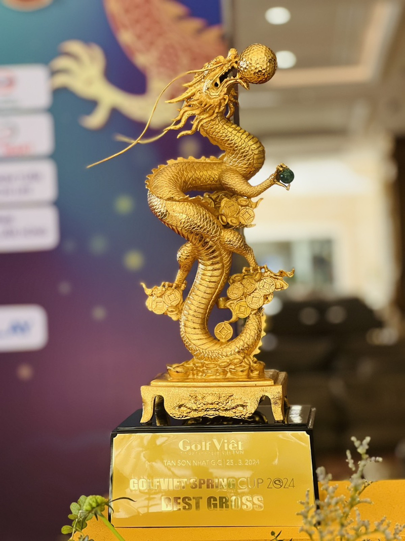 Cúp Rồng vàng được chế tác thủ công tại Hà Nội, được mạ vàng thật bằng phương pháp điện phân