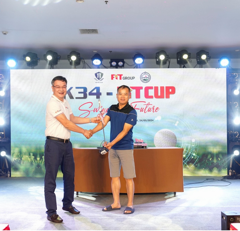 Golfer Trần Văn Quang là người may mắn nhận được cây gậy Putter.