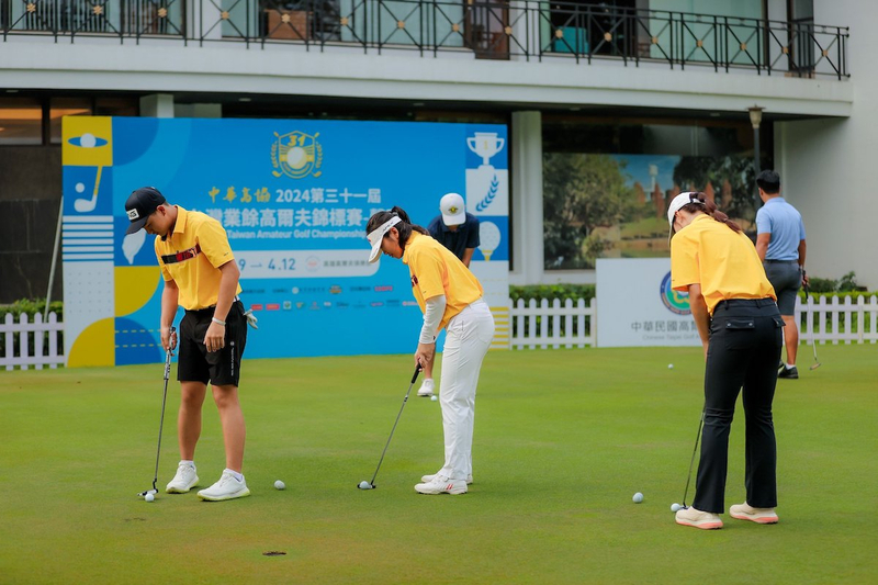 Các golfer Việt Nam có buổi đánh tập làm quen sân và làm thủ tục đăng ký tại sân Kaohsiung Golf & Country Club