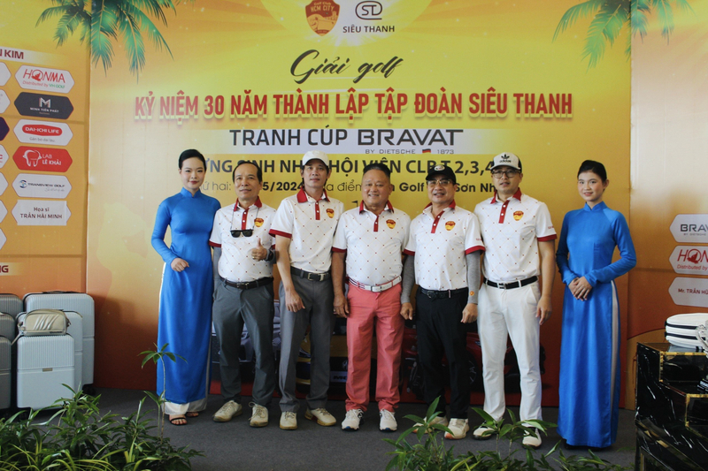 Các golfer tham gia giải đấu.