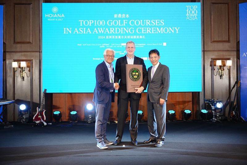 Ông Steven Wolstenholme (giữa) đại diện Hoiana Resort & Golf nhận Bảng ghi danh Top 100 sân golf châu Á