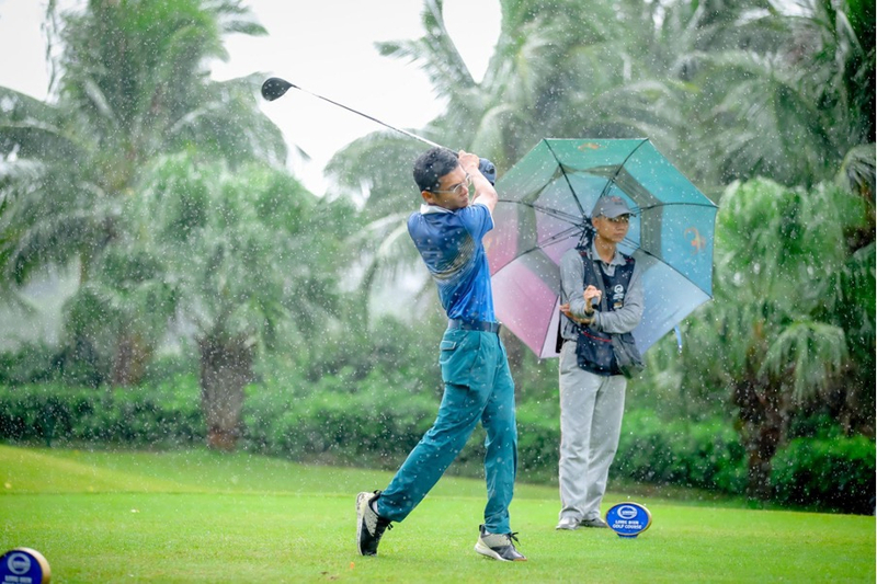 Khoảnh khắc tuyệt vời của một Golfer dưới cơn mưa