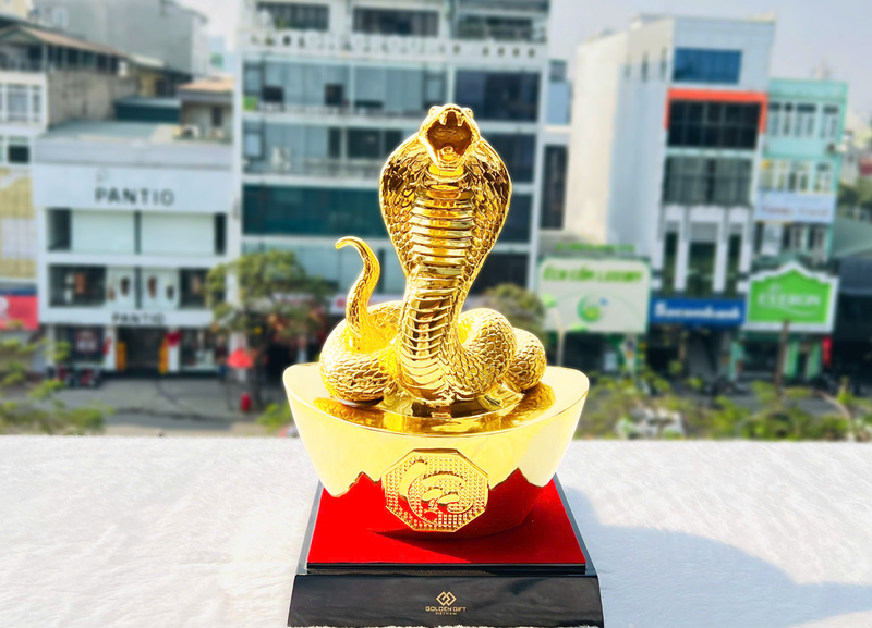 Thỏi vàng được Golden Gift Việt Nam khéo léo thêm vào chữ Lộc viết theo lối thư pháp mang thông điệp về sự giàu có và tài lộc.