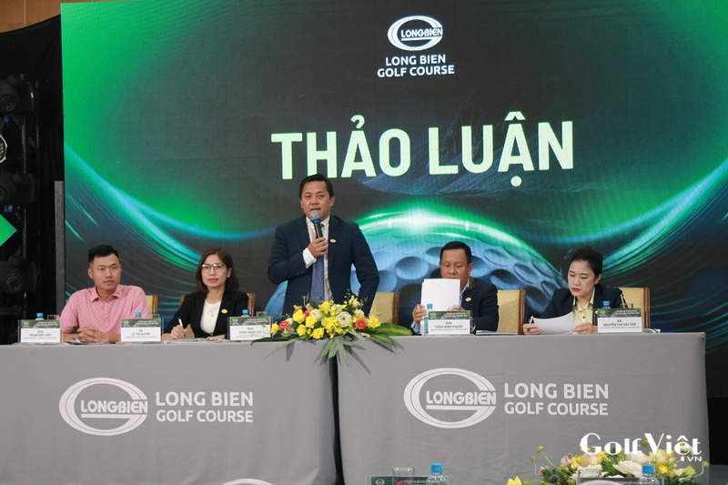 Ban tổ chức trả lời câu hỏi của phóng viên và các golfer