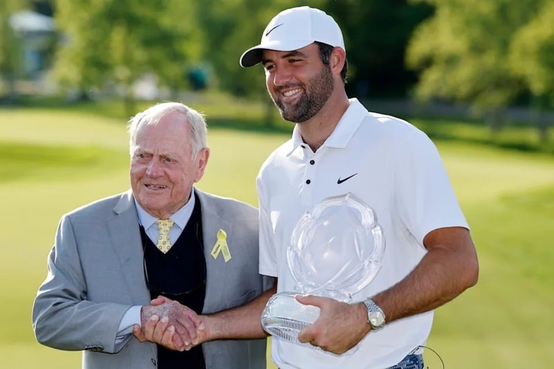 Scottie Scheffler (phải) và Jack Nicklaus
