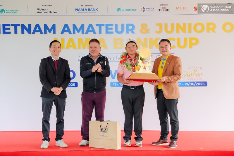Nguyễn Trọng Hoàng đã xuất sắc đăng quang ngôi vô địch VAO với tổng thành tích (-1) gậy qua 4 vòng đấu