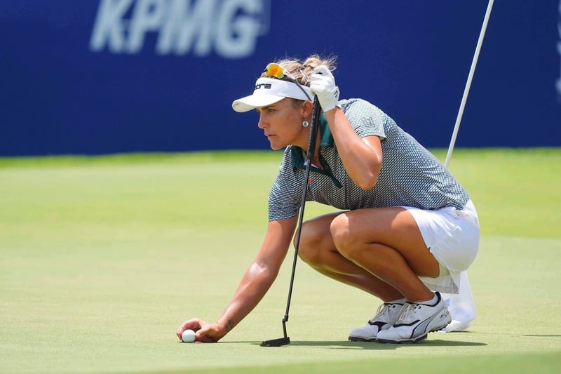 Lexi Thompson thực hiện cú đánh bóng vào lỗ thứ 18 trong vòng đấu thứ hai của Giải Women's PGA Championship diễn ra vào thứ sáu, ngày 20 tháng 6 năm 2025, tại Frisco, Texas. (Ảnh AP/LM Otero) ( ASSOCIATED PRESS )