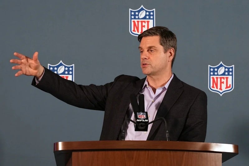 Brian Rolapp, cựu giám đốc cấp cao của NFL, một gương mặt dày dạn kinh nghiệm trong lĩnh vực truyền thông thể thao