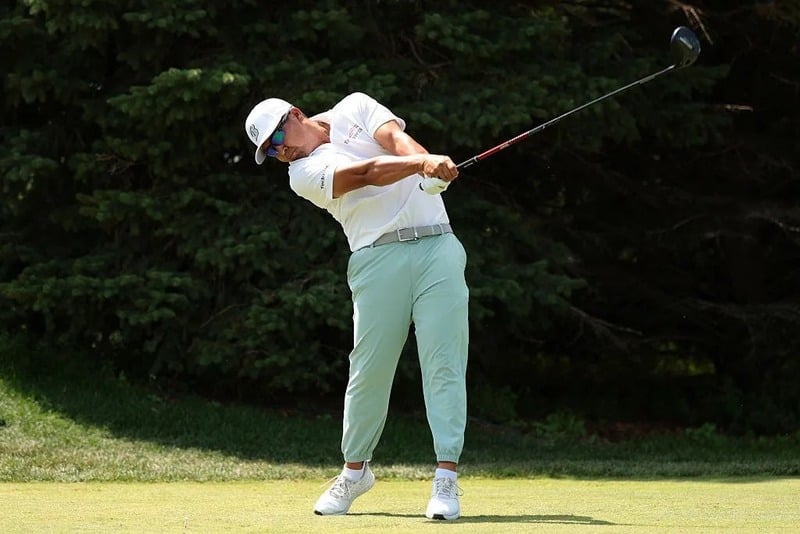 Kurt Kitayama thực hiện cú đánh bóng tại hố số 2 trong vòng chung kết của giải PGA Tour 3M Open.
