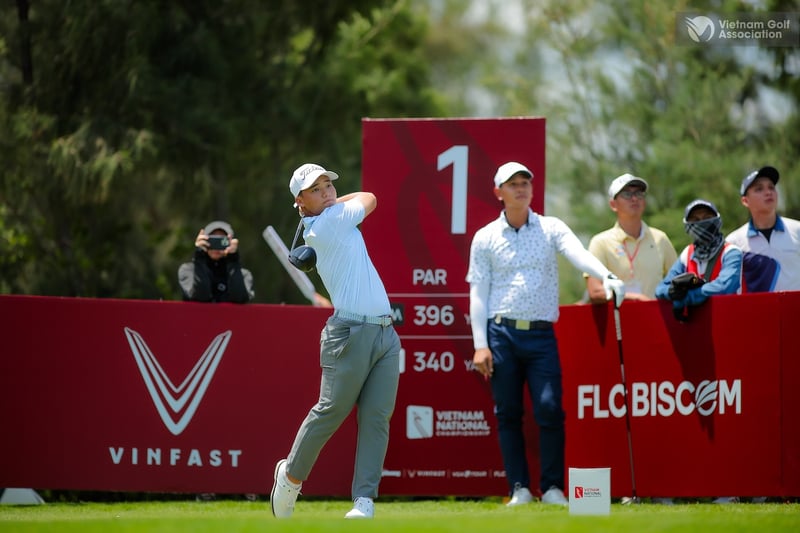 Với thành tích 71 gậy, golfer trẻ 16 tuổi Đỗ Dương Gia Minh đang tạm dẫn đầu bảng xếp hạng của bảng nam