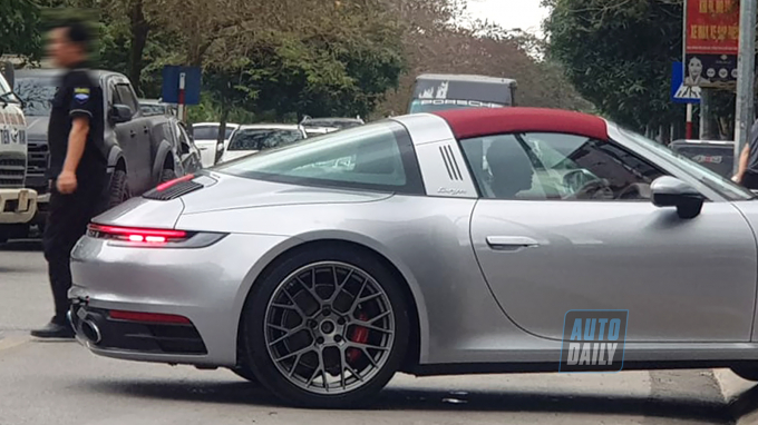 porsche-911-targa-4s-2021-2