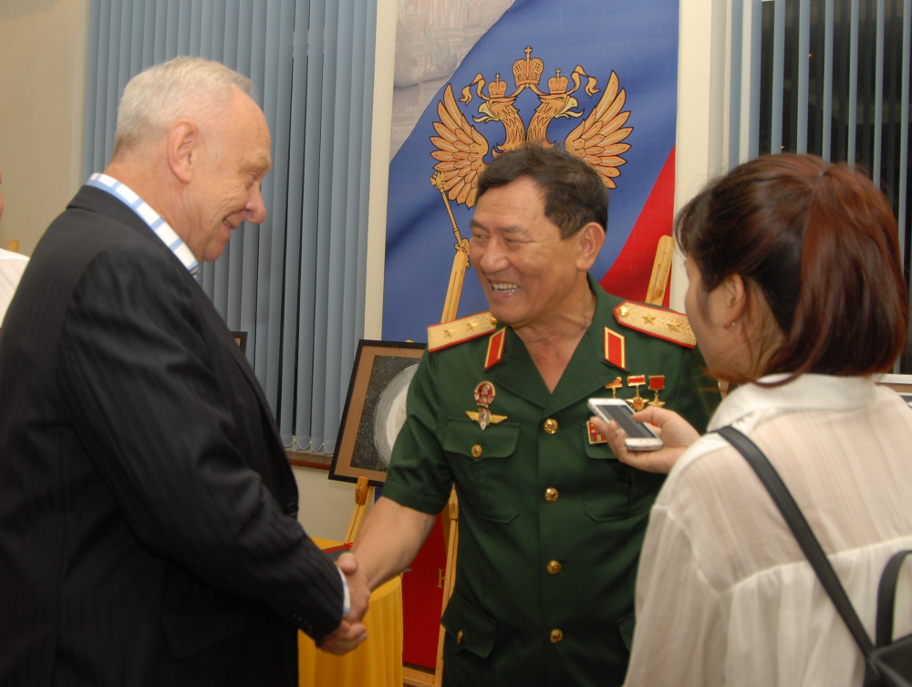 Anh hùng, Trung tướng Phạm Tuân và Đại sứ Nga tại Việt Nam Konstantin Vnukov