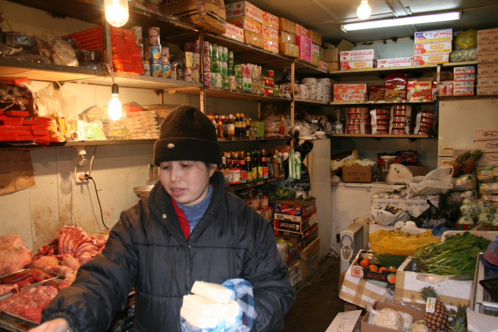 Một quầy hàng khô ở trung tâm thương mại người Việt tại Moskva. Ảnh: ĐĂNG PHÁT
