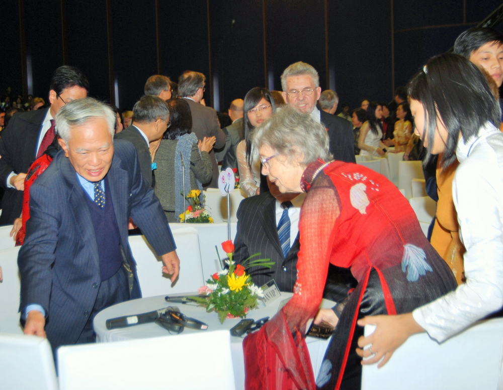 Nguyên Phó Thủ tướng Vũ Khoan chào đón bà Xôphia Corơtricôva, cô giáo tiếng Nga của mình, tại cuộc gặp gỡ “Thầy trò Xô-Việt” ở Hà Nội năm 2010.      Ảnh: ĐĂNG PHÁT
