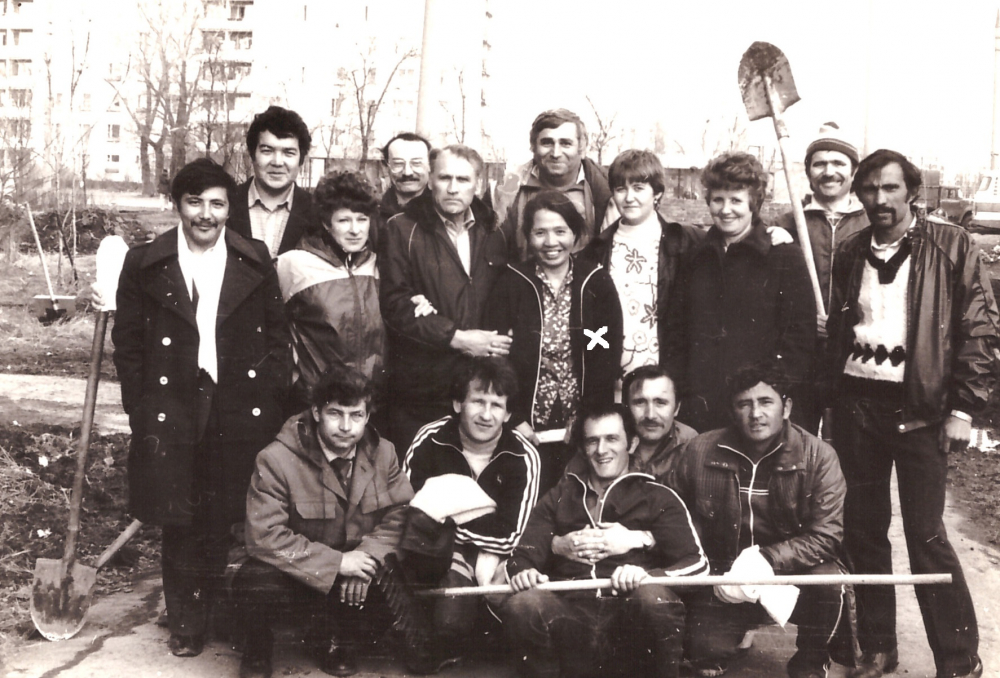 Nguyễn Thị Thu Thanh (có đánh dấu X) cùng các bạn ở ĐH Thể dục thể thao Mátxcơva sau buổi lao động công ích nhân kỷ niệm ngày sinh V.I. Lenin 22/4/1985.