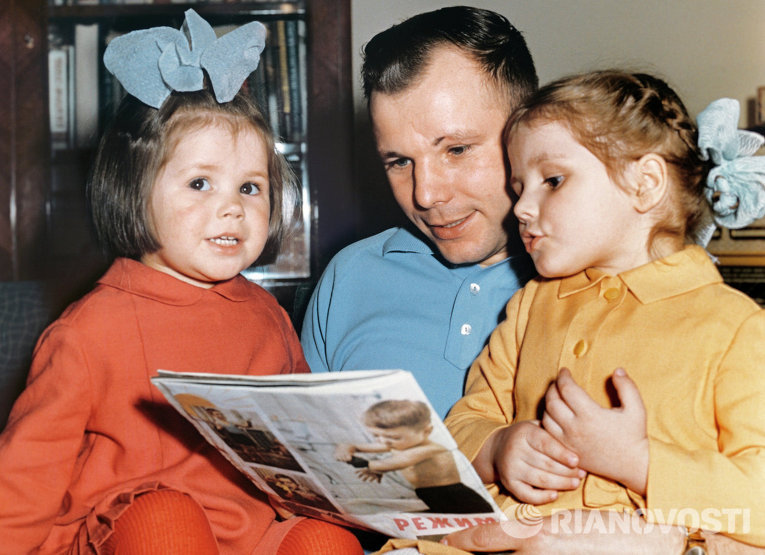 Yuri Gagarin và hai con gái