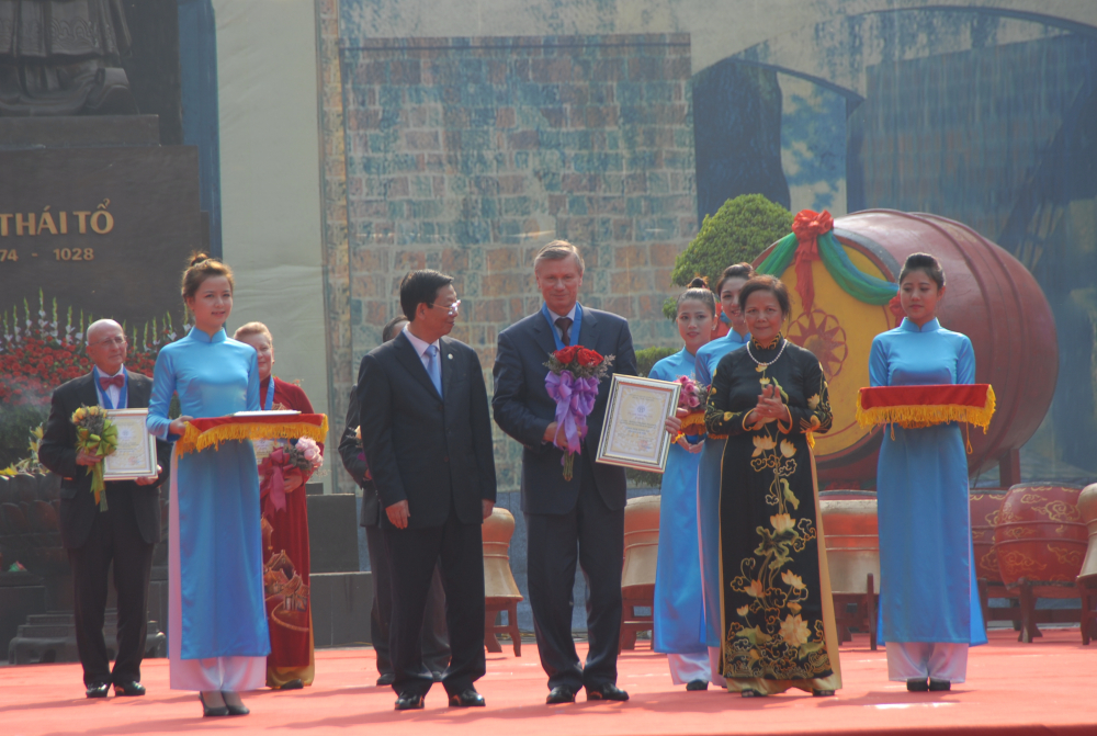 Chủ tịch Hội Hữu nghị Nga - Việt nhận Danh hiệu Công dân danh dự thủ đô Hà Nội.  Ảnh: NGUYỄN ĐĂNG PHÁT