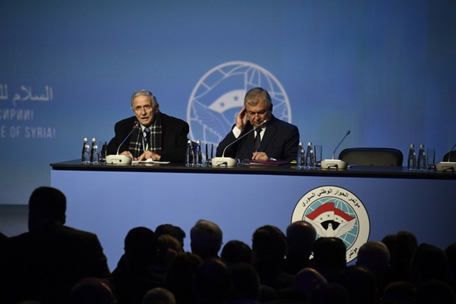Đại diện Chính phủ Syria (bên trái) và Phái viên của Tổng thống Nga về Syria tại Đại hội