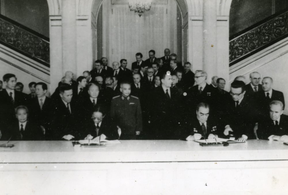 Tổng Bí thư BCH TƯ ĐCS Việt Nam Lê Duẩn và TBT BCH TƯ ĐCS LX Leonid Brezhnev ký Hiệp ước Hữu nghị và Hợp tác giữa VN và LX.