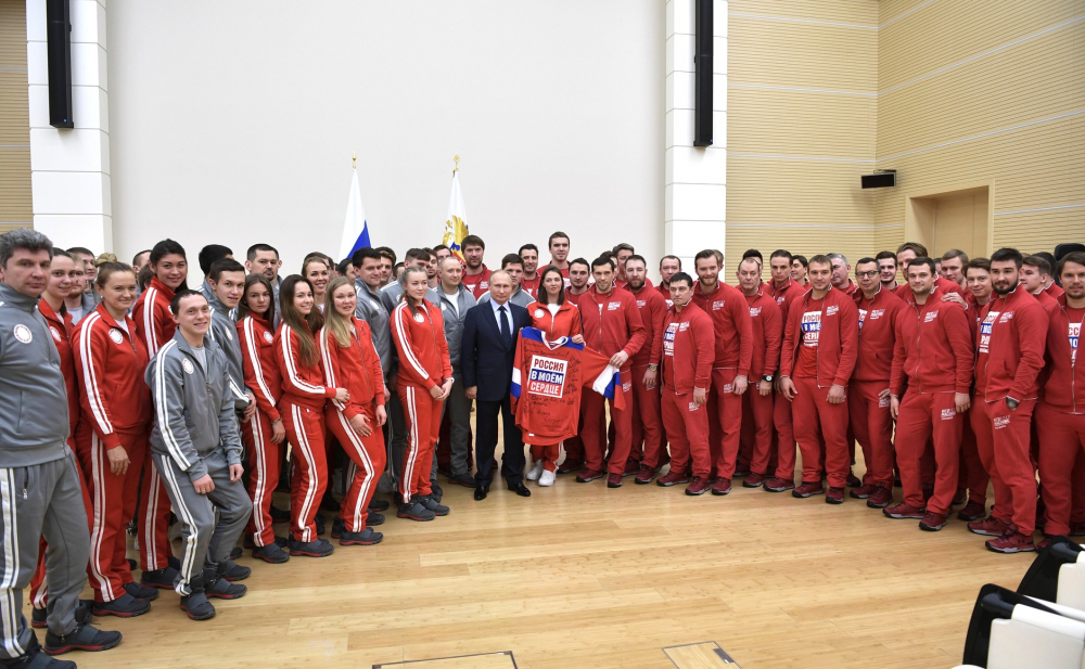 Tổng thống V. Putin chụp ảnh chung với cac VĐV Nga