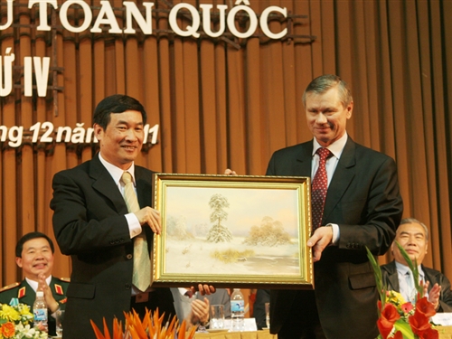 Tại ĐH IV, Chủ tịch Hội Hữu nghị Nga - Việt Vladimir Buyanov trao quà kỷ niệm cho ông Đào Trọng Thi tặng Hội Hữu nghị Việt - Nga.