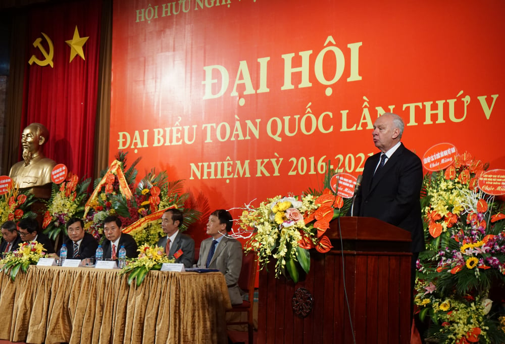 Đại sứ LB Nga tại Việt Nam K. Vnucốp phát biểu chào mừng Đại hội