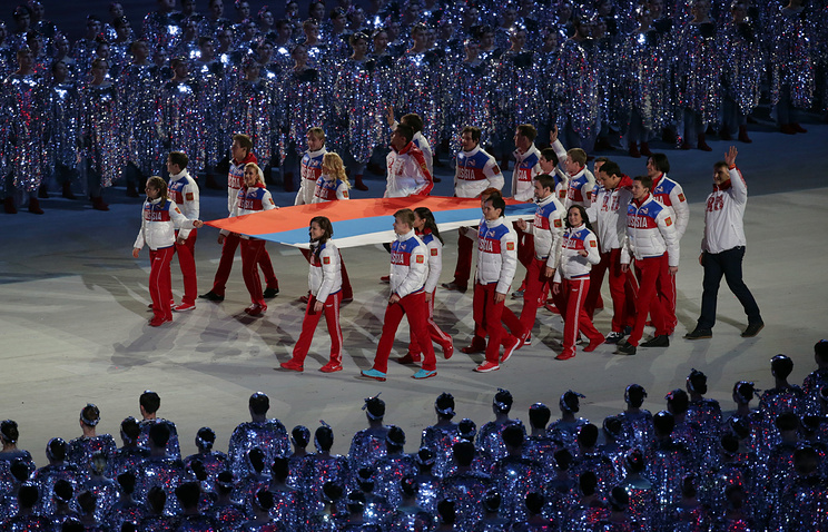 Các vận động viên Nga vô địch  tham gia diễu hành trong lễ bế mạc Đại hội Olympic mùa Đông 2014 tại Sochi.