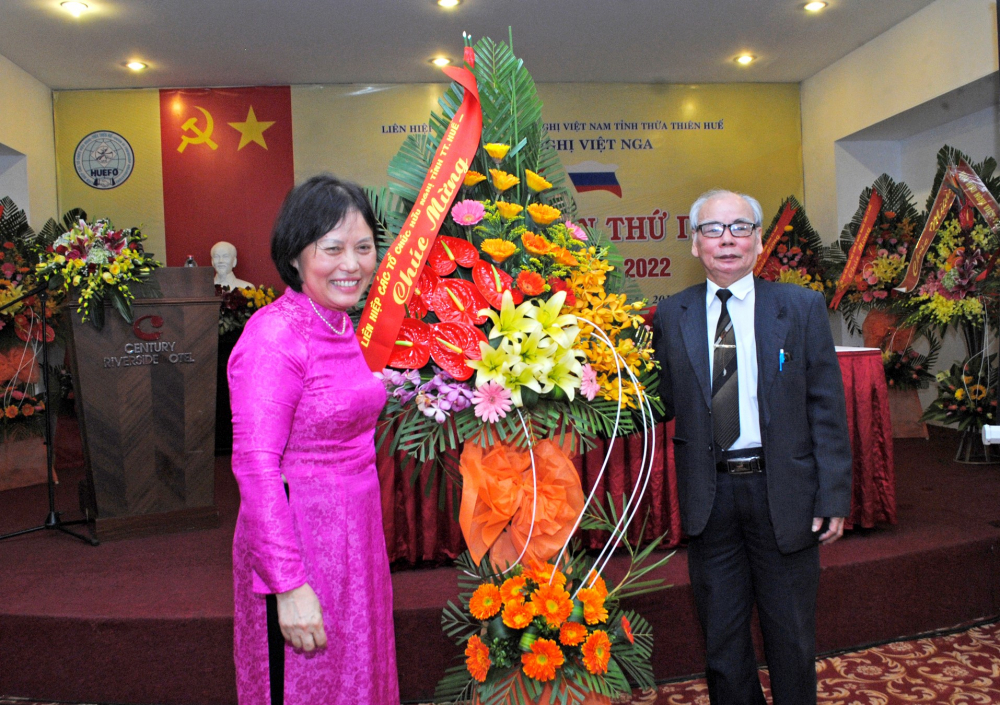 Bà Trần Thị Mai, Chủ tịch Liên hiệp các tổ chức hữu nghị tỉnh Thừa Thiên - Huế, trao tặng lẵng hoa cho ông Hoàng Minh Hằng, Phó Chủ tịch Hội Hữu nghị Việt - Nga Thừa Thiên - Huế khóa III, chúc mừng Đại hội IV của Hội.