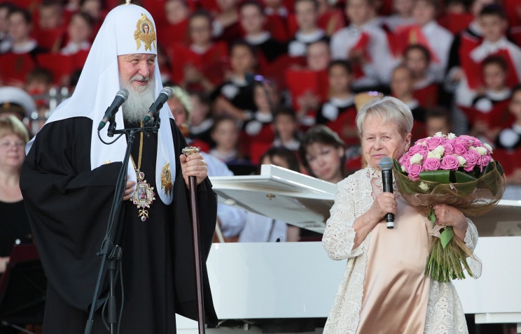 Đại giáo chủ toàn Nga và nữ nhạc sĩ Pa-khơ-mu-tô-va phát biểu trong một ngày hội văn hóa Nga