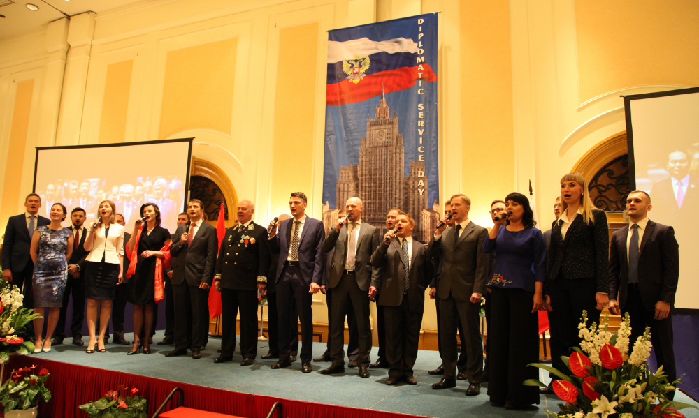 Các cán bộ ngoại giao Nga tại Hà Nội đồng ca bài hát chính thức của ngành ngoại giao Nga. Ảnh: Nguyễn Hòa - Trung tâm KH&VH Nga tại Hà Nội