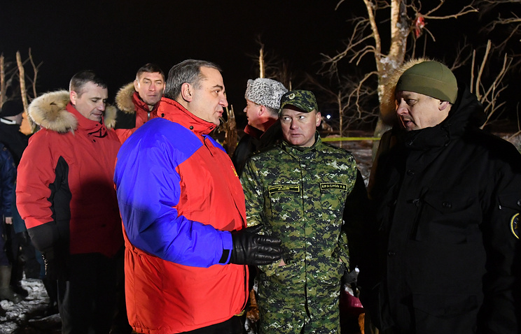 Bộ trưởng Tình trạng khẩn cấp Nga (mặc áo đỏ - xanh đứng giữa) tại hiện trường vụ máy bay rơi