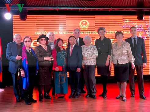 Đại sứ Ngô Đức Mạnh chụp ảnh kỷ niệm với các vị khách tham dự cuộc chiêu đãi