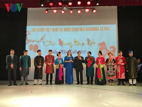 Ông Trần Ngọc Tuấn, Chủ tịch Hội người Việt tại Bashkortostan, chụp ảnh lưu niệm với các nghệ sĩ đoàn chèo Thái Bình. Ảnh: VOV