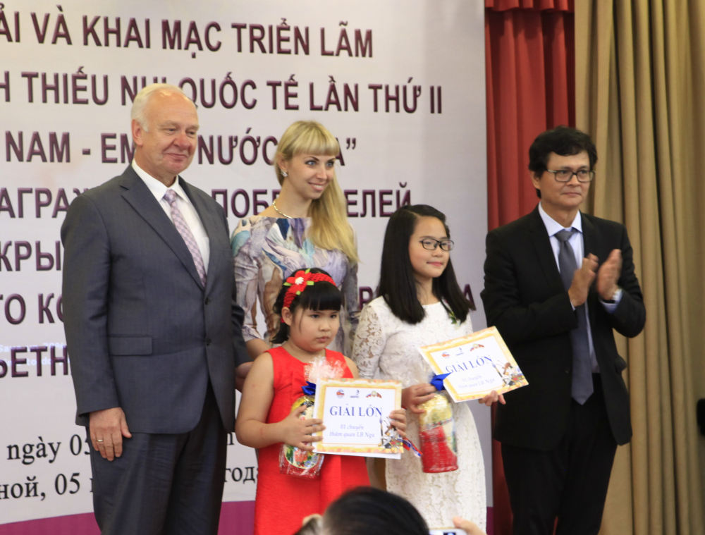 Hai em đoạt Giải Lớn của Cuộc thi lần thứ hai chụp ảnh chung với Chủ tịch Hội Hữu nghị Việt - Nga Trần Bình Minh, Đại sứ Nga tại Việt Nam K. Vnukov, Giám đốc Trung tâm KH&VH Nga tại Hà Nội N. Shafinskaya.
