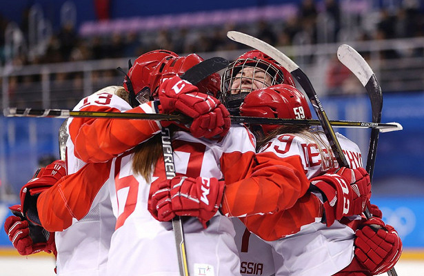 Các nữ cầu thủ Nga mừng chiến thắng lọt vào bán kết