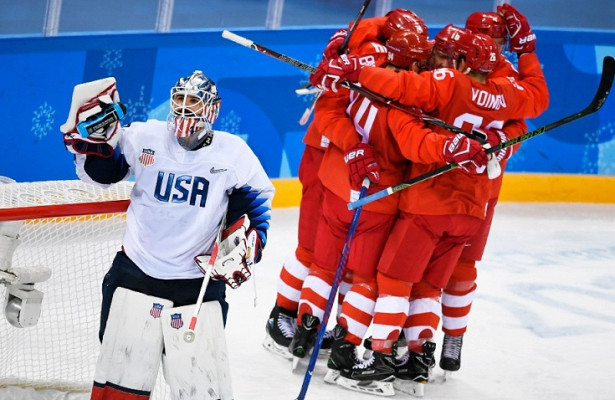 Các cầu thủ nam Nga (trang phục màu đỏ) ăn mừng chiến thắng trước đội tuyển Mỹ
