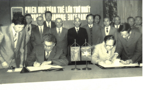 Lễ ký Biên bản Phiên họp toàn thể Ủy ban Phối hợp về Trung tâm Nhiệt đới Việt – Xô lần thứ nhất (8/12/1987).