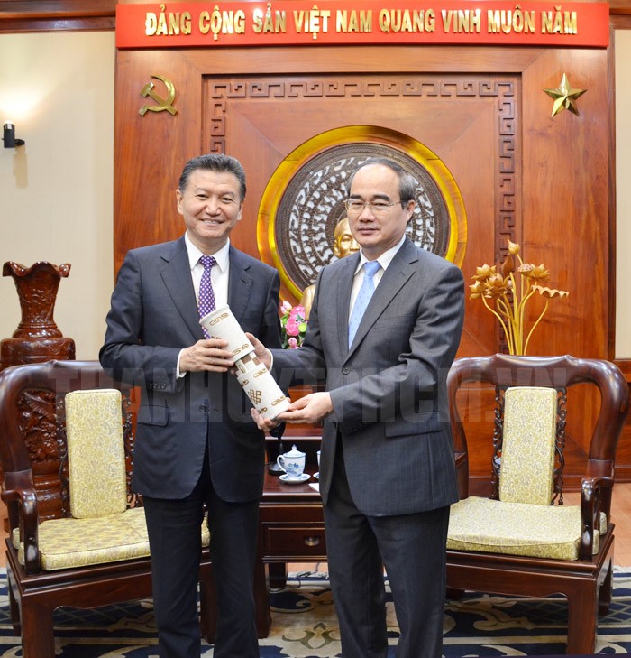 Chủ tịch FIDE trao tặng ông Nguyễn Thiện Nhân bộ cờ vua kỷ niệm