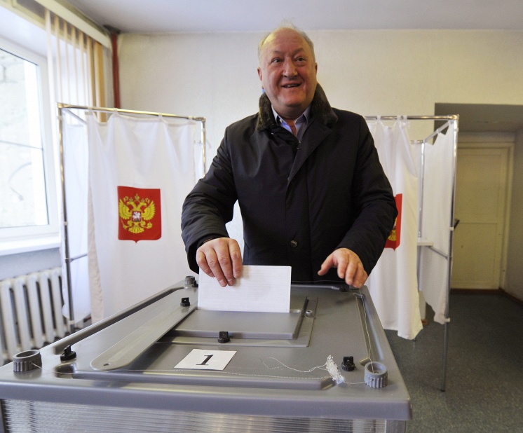 Thống đốc Khu Kamchatka, ông Vladimir Ilyukhin là một trong những người đi bỏ phiếu sớm nhất tại LB Nga