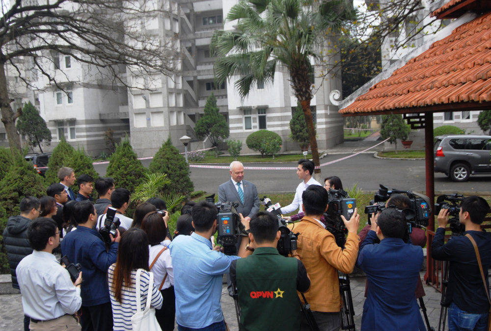 Đại sứ Nga K. Vnukov trả lời phỏng vấn của các nhà báo Việt Nam sau khi bỏ phiếu
