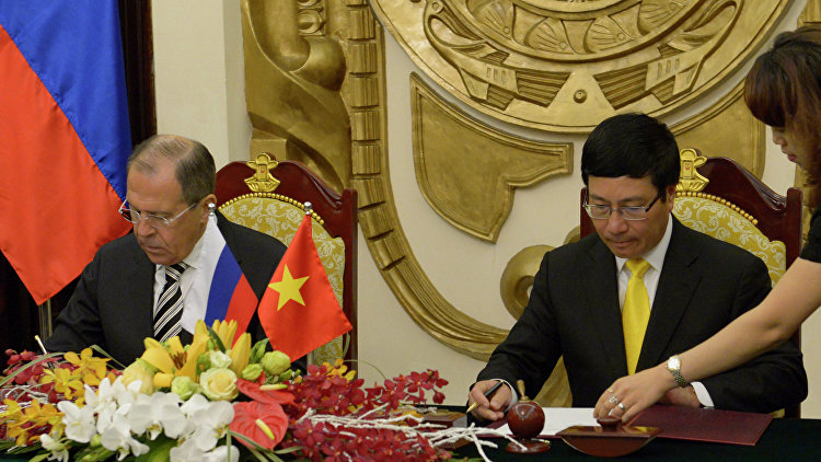 Phó Thủ tướng, Bộ trưởng Ngoại giao Phạm Bình Minh và Bộ trưởng Ngoại giao Nga S. Lavrov ký kết văn bản trong một chuyến thăm  trước đây của ông S. Lavrov tới Việt Nam.